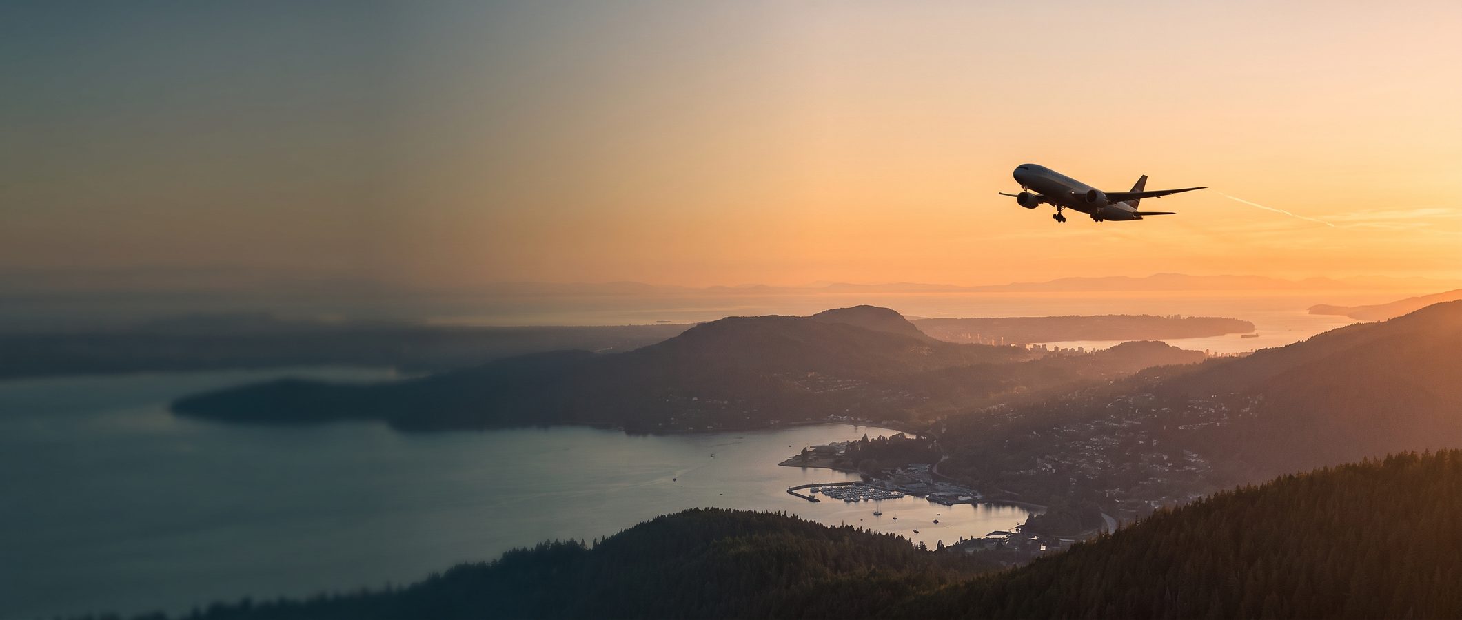 Samolot startujący nad Vancouverem o zachodzie słońca